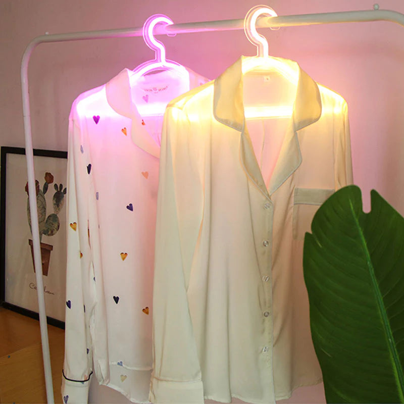 Der moderne LED-Lichtbügel: Eine stilvolle und innovative Art, Ihre Kleidung zu präsentieren