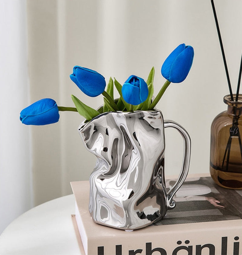 Papiertüte, skurrile Keramikvase