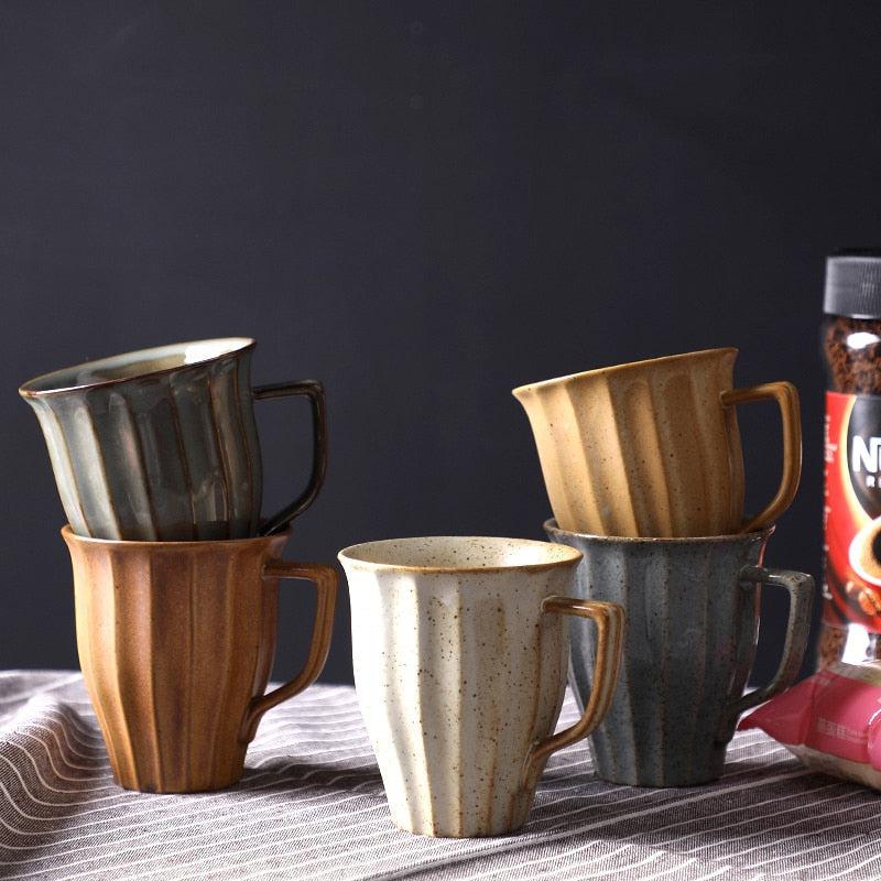 Tassen und Becher aus japanischer Keramik