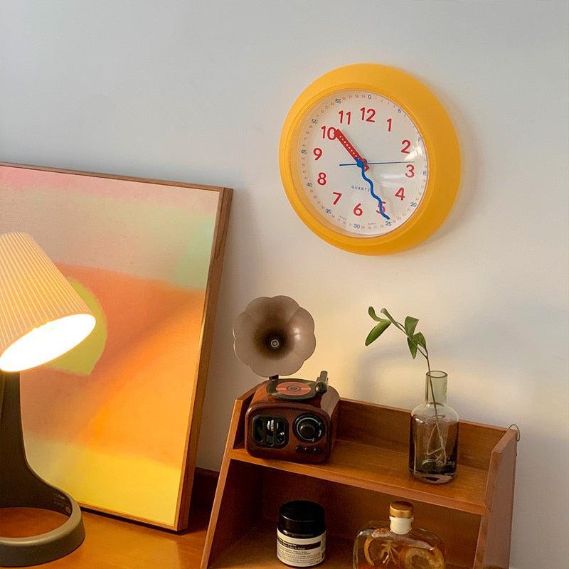 Die Zeit vergeht wie im Flug. Retro-Wanduhr 