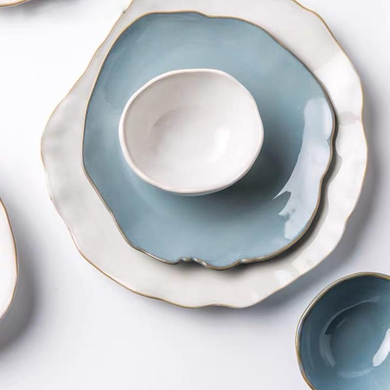 Teller und Schalen aus weißem und blauem Shell-Porzellan